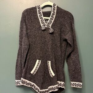 Andes Store 100% Alpaca Textured Black and White V-Neck Tassel Pullover Sweater